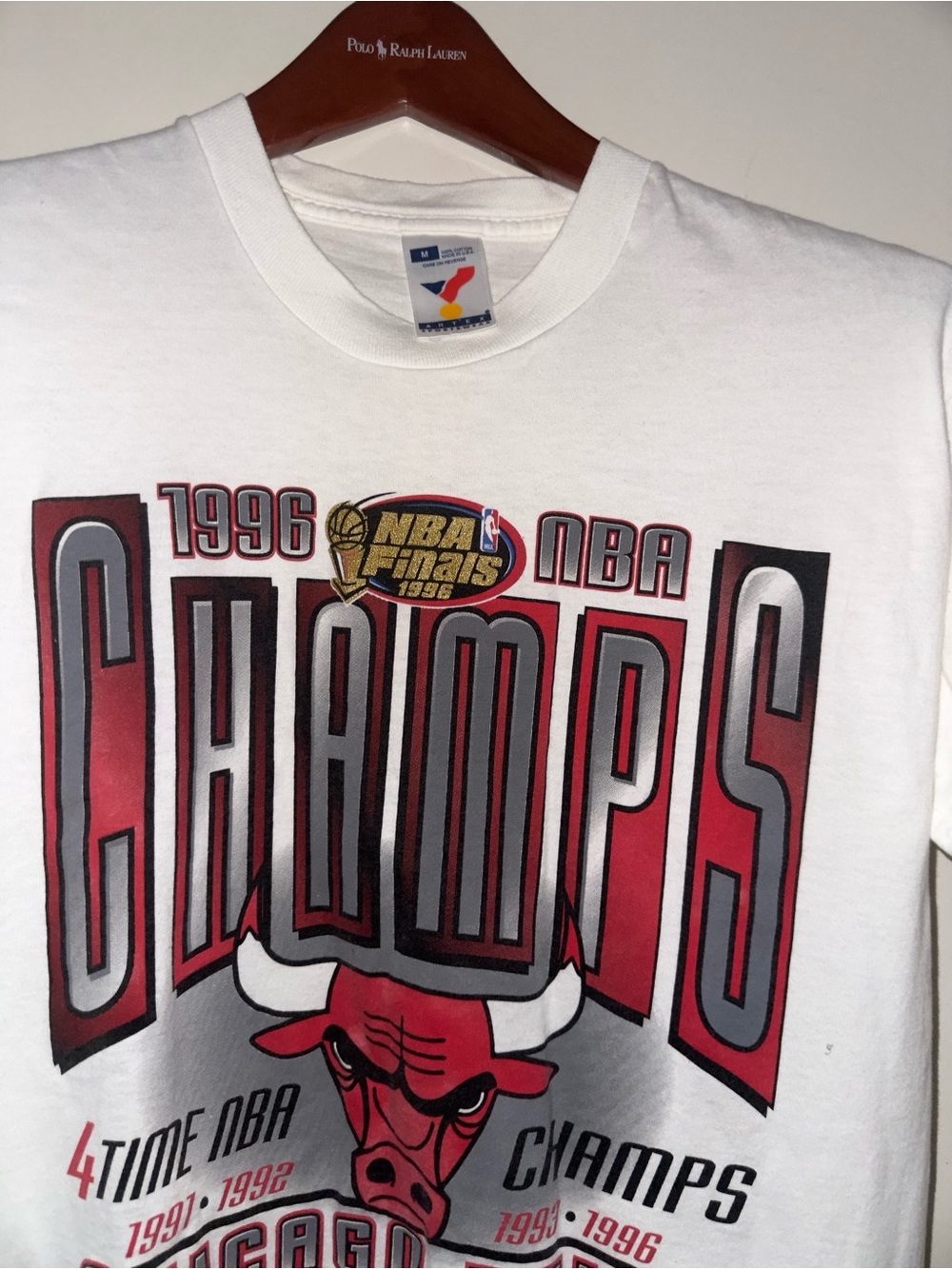 Chicago Bulls 1996 NBA Champs Graphic Tee - White/Red